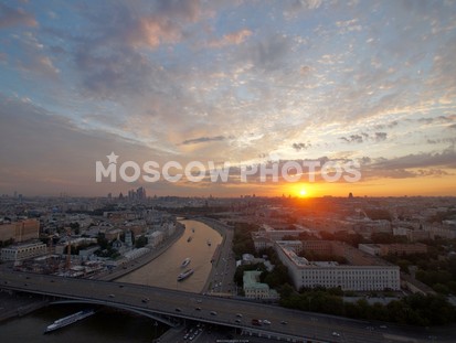 Вид на город с Котельнической высотки на закате - фото №9