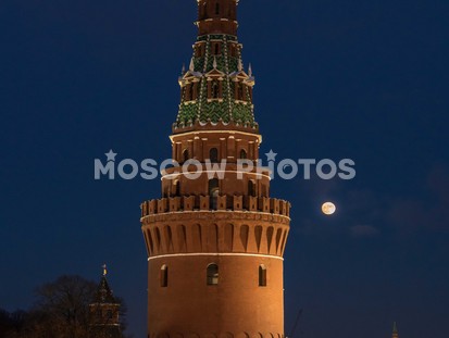 Водовзводная башня и луна - фото №329