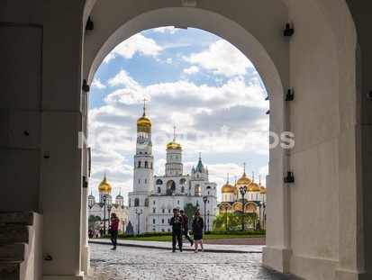 Вид на Колокольню Ивана Великого через арку Спасской башни - фото №388