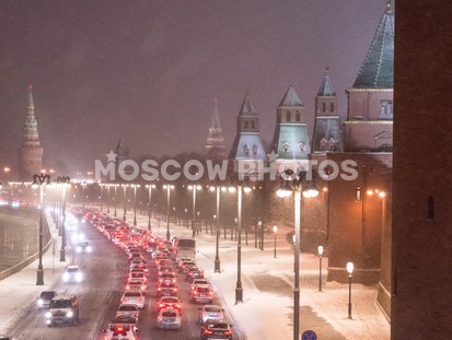Кремлевская набережная в метель - фото №309